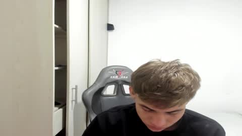 Snapshot of miguel_hz chatting on 10.12.25 Miguel Hernandez online show from 10.12.25