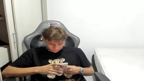 Snapshot of miguel_hz chatting on 10.20.25 Miguel Hernandez online show from 10.20.25