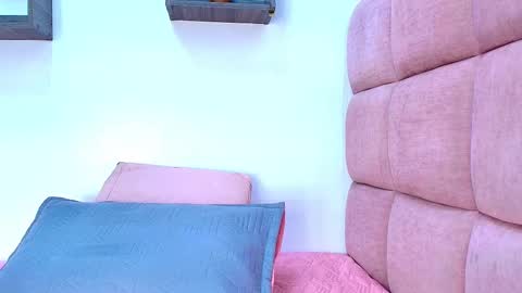 Mia  online show from 09.23.25