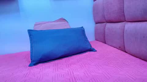 Mia  online show from 10.05.25