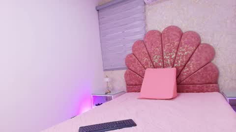 Mia  online show from 11.12.25