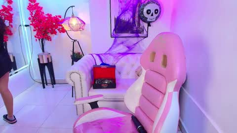 Snapshot of miia_bela chatting on 10.29.25 Miia online show from 10.29.25