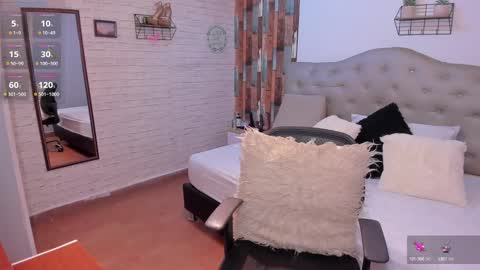 Mia Jhones online show from 01.24.25