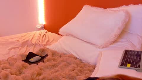 Snapshot of miirra_ chatting on 11.19.25 Amira online show from 11.19.25