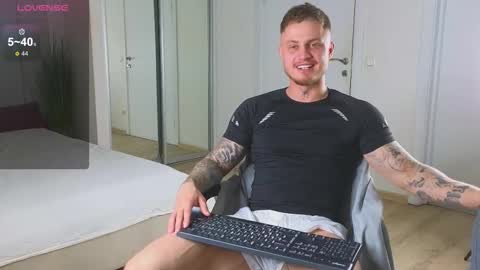 Snapshot of mike___magic chatting on 10.11.25 Mike Magic online show from 10.11.25