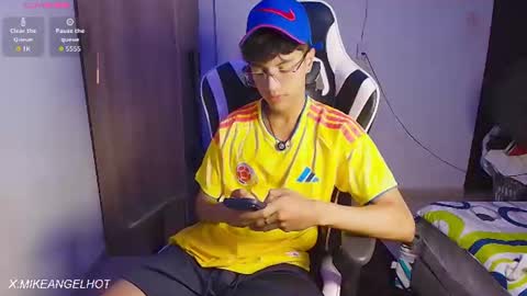 Snapshot of mike_pineapple chatting on 06.19.26 Mike Pineapple online show from 06.19.26