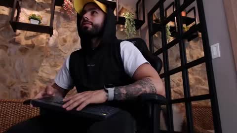 Snapshot of mikeblare chatting on 01.16.25 Mike Blare online show from 01.16.25