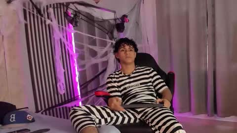 Snapshot of mikey_banji chatting on 10.31.25 mikey_banji online show from 10.31.25