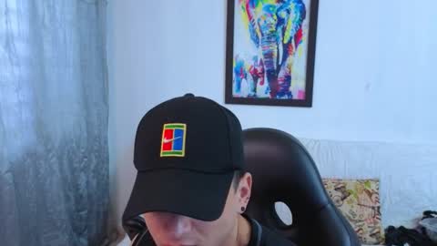 Snapshot of mikke_love chatting on 11.25.25 MIKKE online show from 11.25.25