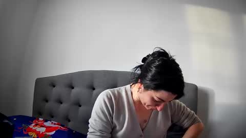 Mikyloveu online show from 12.18.24