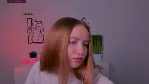 Snapshot of mila_glow chatting on 10.01.25 mila_glow online show from 10.01.25