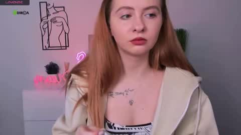 Snapshot of mila_glow chatting on 10.09.25 mila_glow online show from 10.09.25