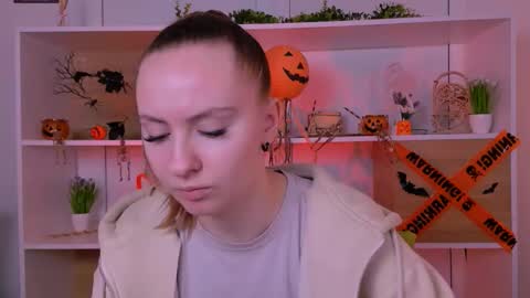 Snapshot of mila_glow chatting on 11.03.25 mila_glow online show from 11.03.25