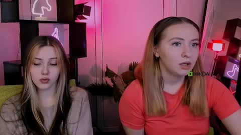 Snapshot of mila_glow chatting on 11.05.25 mila_glow online show from 11.05.25