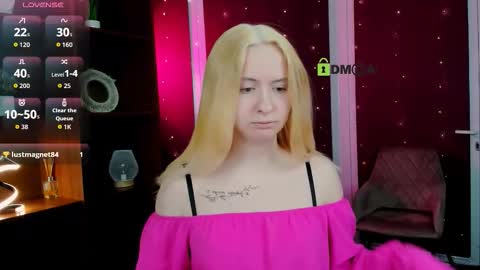 Snapshot of mila_glow chatting on 12.15.25 mila_glow online show from 12.15.25