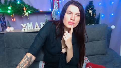 Snapshot of milaloona chatting on 12.21.24 Milaloona online show from 12.21.24