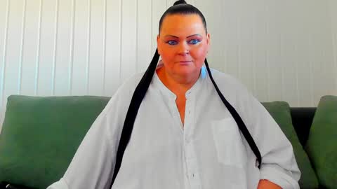 Snapshot of milanabiegert chatting on 03.19.26 Lana online show from 03.19.26
