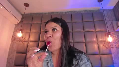 Snapshot of mile_u chatting on 02.14.25 Milena online show from 02.14.25