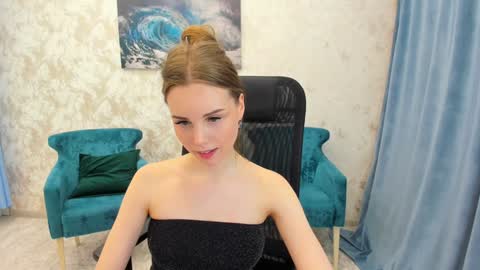 Snapshot of mileygloss chatting on 02.04.25 mileygloss online show from 02.04.25