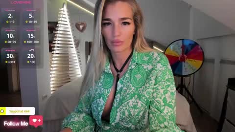 Snapshot of milfblondy chatting on 01.25.25 Ingrid online show from 01.25.25