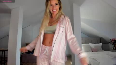 Snapshot of milfblondy chatting on 11.10.25 Ingrid online show from 11.10.25