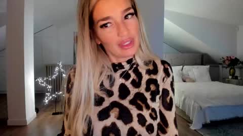 Snapshot of milfblondy chatting on 12.19.25 Ingrid online show from 12.19.25