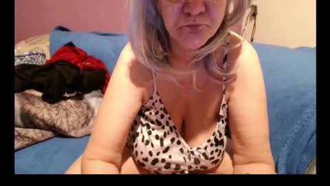 Snapshot of milfchantal chatting on 01.25.25 Milfchantal online show from 01.25.25