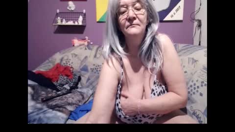 Snapshot of milfchantal chatting on 02.12.25 Milfchantal online show from 02.12.25