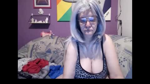Snapshot of milfchantal chatting on 02.17.25 Milfchantal online show from 02.17.25