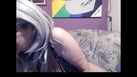 Snapshot of milfchantal chatting on 02.25.25 Milfchantal online show from 02.25.25