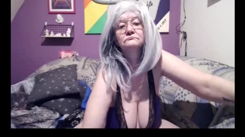 Snapshot of milfchantal chatting on 03.05.25 Milfchantal online show from 03.05.25