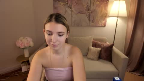 Snapshot of milinafox chatting on 10.15.25 milinafox online show from 10.15.25