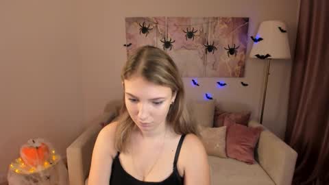 Snapshot of milinafox chatting on 10.19.25 milinafox online show from 10.19.25