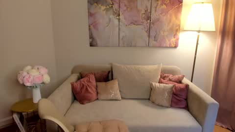 Snapshot of milinafox chatting on 11.28.25 milinafox online show from 11.28.25