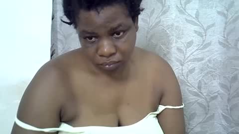 Snapshot of milk_titz chatting on 02.15.25 kinwity online show from 02.15.25