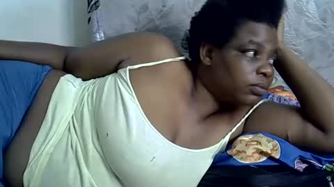 Snapshot of milk_titz chatting on 02.16.25 kinwity online show from 02.16.25