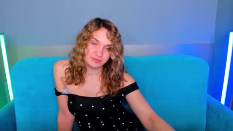 Snapshot of milkablond chatting on 02.04.25 milkablond online show from 02.04.25