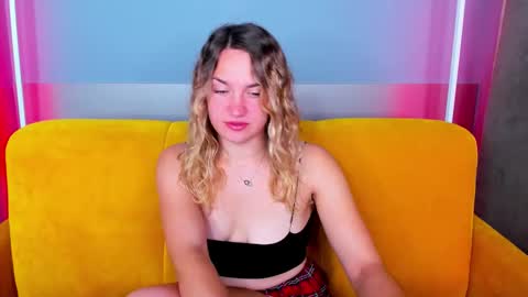 Snapshot of milkablond chatting on 09.16.25 milkablond online show from 09.16.25