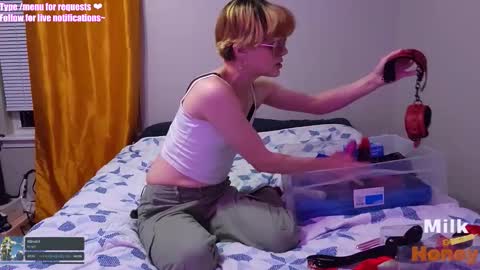 Snapshot of milkandhoneycams chatting on 11.09.25 MilkandHoney online show from 11.09.25