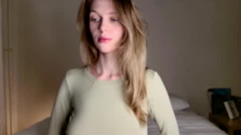 Snapshot of milky__way_ chatting on 12.04.25 milky__way_ online show from 12.04.25