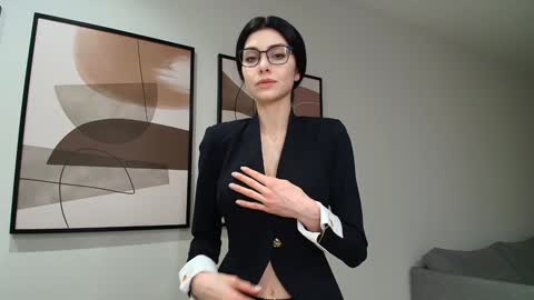 Snapshot of milla_bella chatting on 12.13.25 milla bella online show from 12.13.25