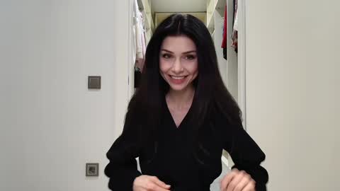 Snapshot of milla_bella chatting on 12.14.25 milla bella online show from 12.14.25