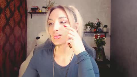 Snapshot of millaxqueen chatting on 03.10.25 MillaXQueen online show from 03.10.25