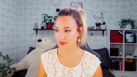 Snapshot of millaxqueen chatting on 10.15.25 MillaXQueen online show from 10.15.25