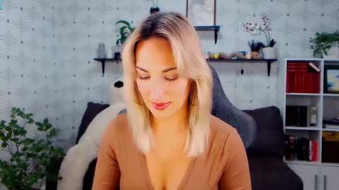 Snapshot of millaxqueen chatting on 10.26.25 MillaXQueen online show from 10.26.25