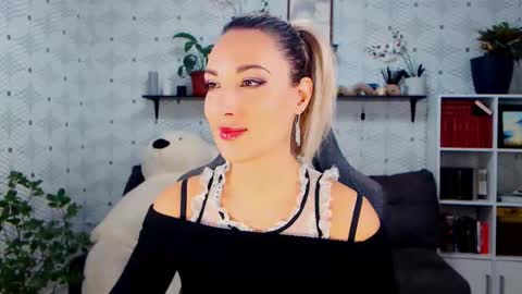 Snapshot of millaxqueen chatting on 11.14.25 MillaXQueen online show from 11.14.25