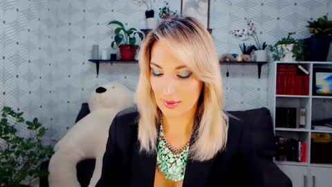 Snapshot of millaxqueen chatting on 11.18.25 MillaXQueen online show from 11.18.25