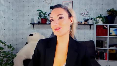 Snapshot of millaxqueen chatting on 11.21.25 MillaXQueen online show from 11.21.25