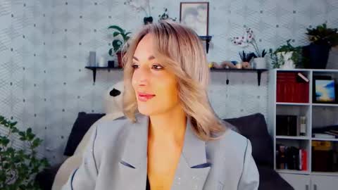 Snapshot of millaxqueen chatting on 11.25.25 MillaXQueen online show from 11.25.25