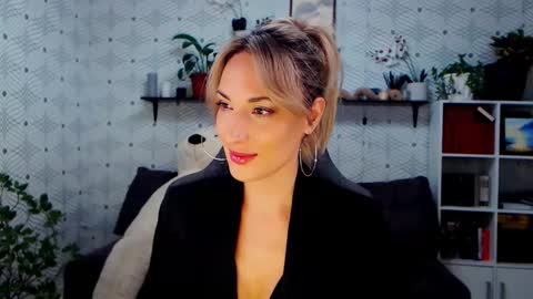 Snapshot of millaxqueen chatting on 11.30.25 MillaXQueen online show from 11.30.25